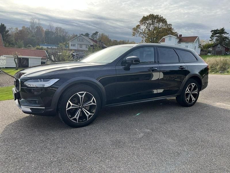 Svart Begagnad 2022 Volvo V90 CC Kombi | 395 000 kr (Lite dyr) - Bild 1/4