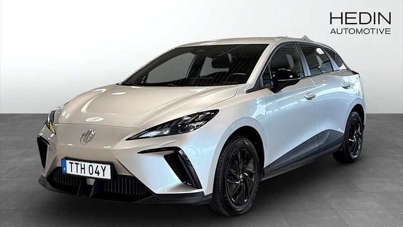 Grå (silver) Begagnad 2023 MG MG4 EV Halvkombi | 259 900 kr (Marknadspris) - Bild 1/4