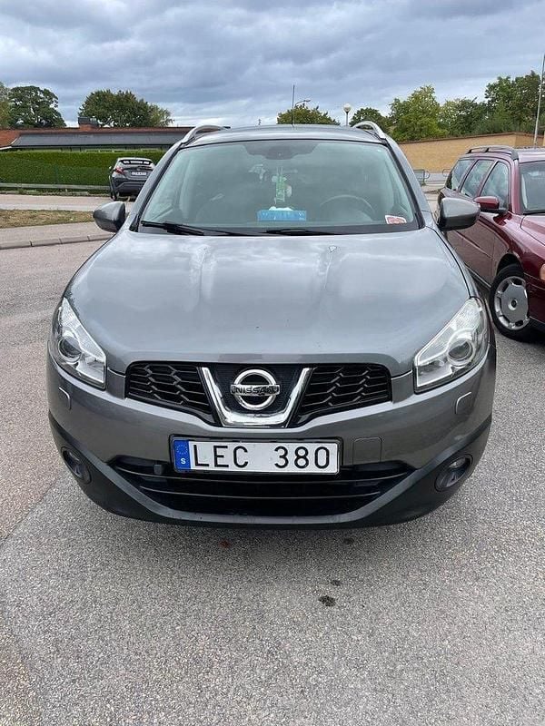 Grå Begagnad 2011 Nissan Qashqai +2 SUV | 65 000 kr (Marknadspris) - Bild 1/3