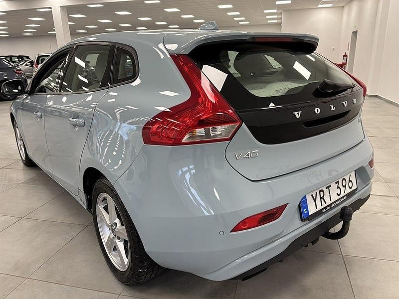 Begagnad Volvo V40 Momentum 152 HK (111 kW) 2017 Ljusblå Halvkombi