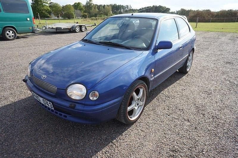 Blå metallic Begagnad 1999 Toyota Corolla Halvkombi | 19 900 kr (Marknadspris) - Bild 1/4