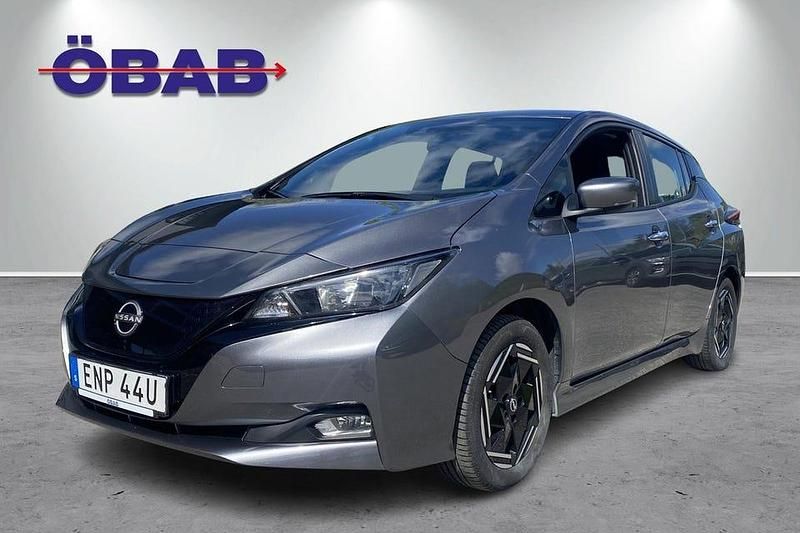 Grå (gråmetallic) Begagnad 2022 Nissan Leaf Acenta Halvkombi | 199 800 kr (Lite dyr) - Bild 1/4