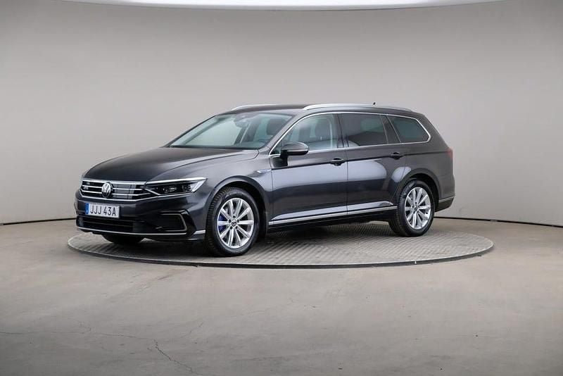 Mangan grey (metallic) Begagnad 2023 VW Passat Executive Kombi | 299 000 kr (Bra pris) - Bild 1/4
