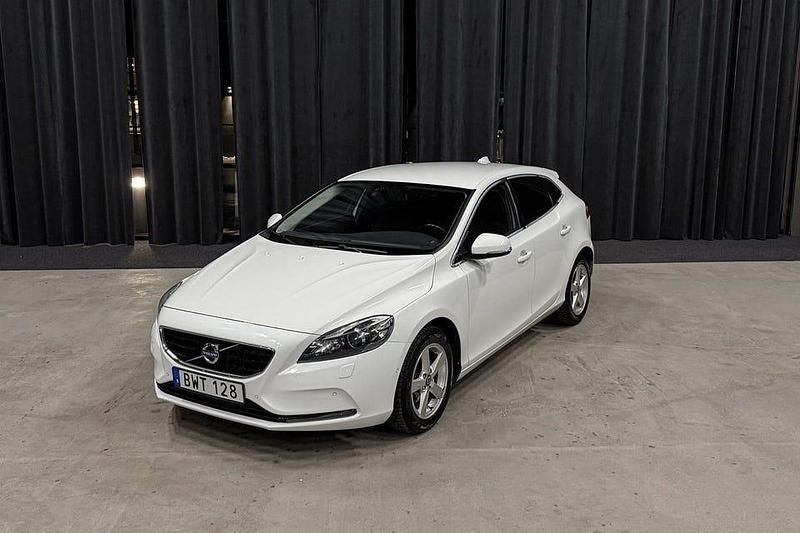 Vit Begagnad 2014 Volvo V40 Kombi | 104 900 kr (Marknadspris) - Bild 1/4