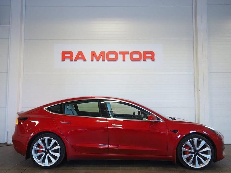 Begagnad Tesla Model 3 Performance 377 kW (513 HK) 2019 Röd Sedan
