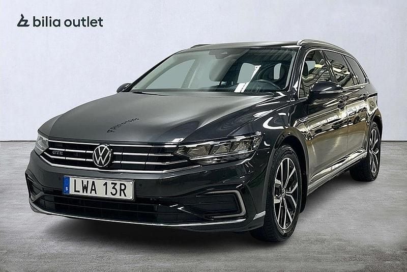 Mörkgrå Begagnad 2023 VW Passat GTE Kombi | 339 900 kr (Marknadspris) - Bild 1/4