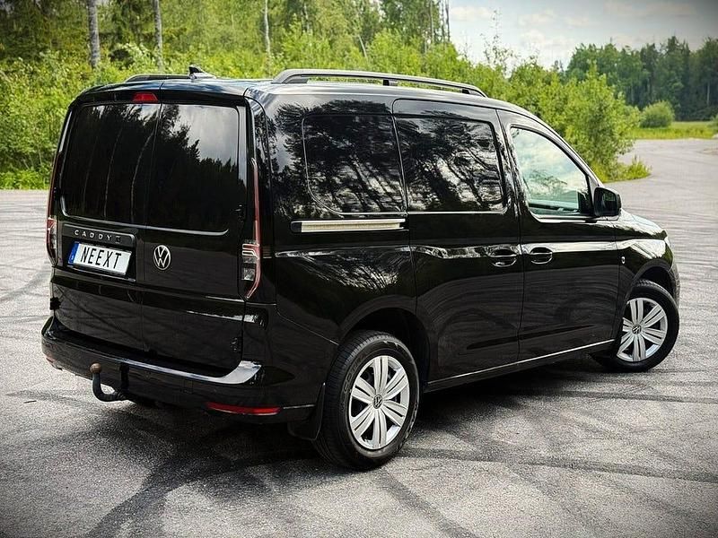 Begagnad VW Caddy 75 HK (55 kW) 2023 Svart Minibuss