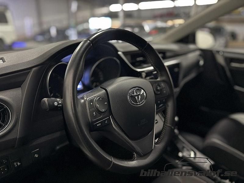 Begagnad Toyota Auris Active 116 HK (85 kW) 2016 Pure white Halvkombi