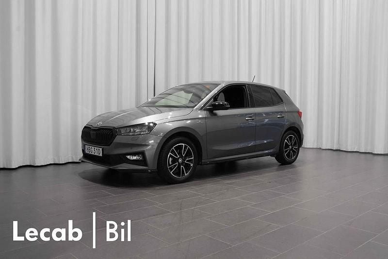 Grå (graphite grey metallic) Begagnad 2024 Skoda Fabia Monte Carlo Halvkombi | 229 500 kr (Marknadspris) - Bild 1/4