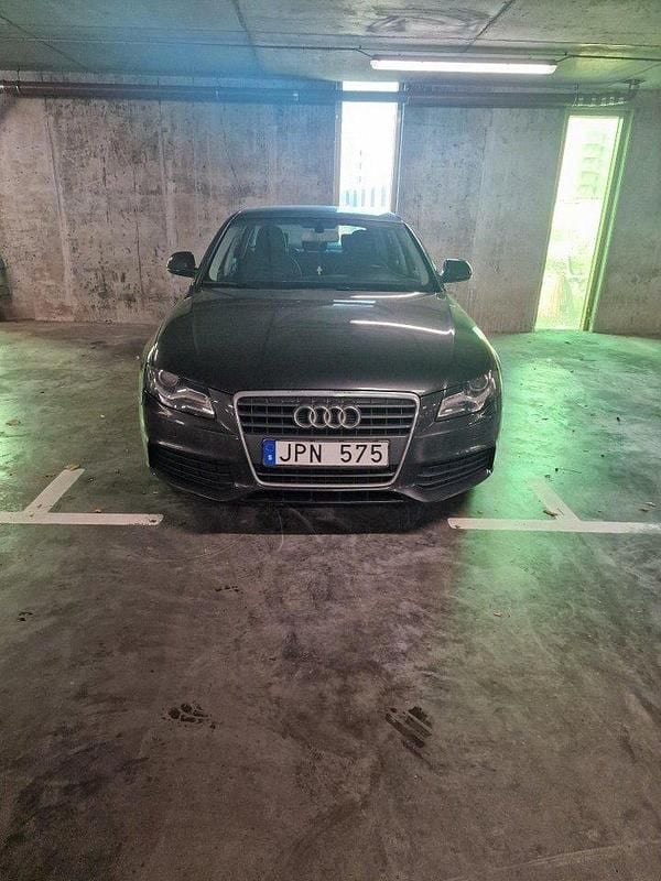 Grå Begagnad 2008 Audi A4 Sedan | 64 000 kr (Marknadspris) - Bild 1/4