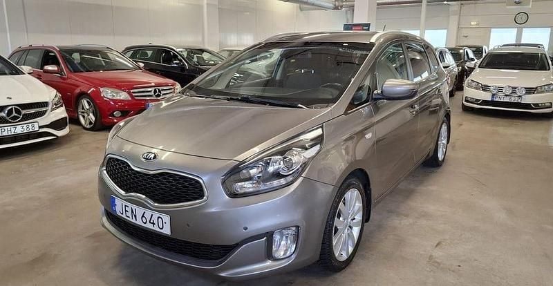 Grå Begagnad 2016 Kia Carens Minibuss | 119 999 kr (Marknadspris) - Bild 1/4