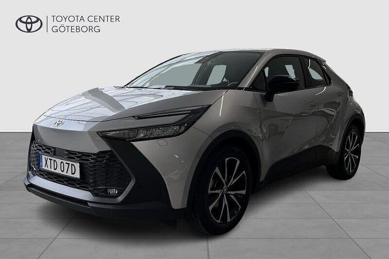 Silver Begagnad 2024 Toyota C-HR Style SUV | 349 900 kr (Marknadspris) - Bild 1/3