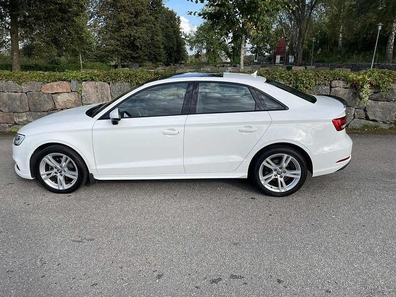 Vit Begagnad 2018 Audi A3 Proline Sedan | 210 000 kr (Marknadspris) - Bild 1/4
