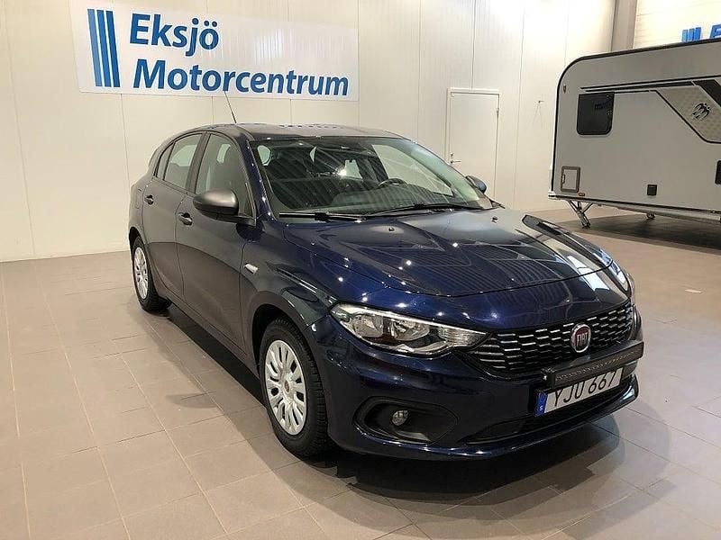 Blå metallic Begagnad 2017 Fiat Tipo Pop Halvkombi | 99 900 kr (Marknadspris) - Bild 1/4