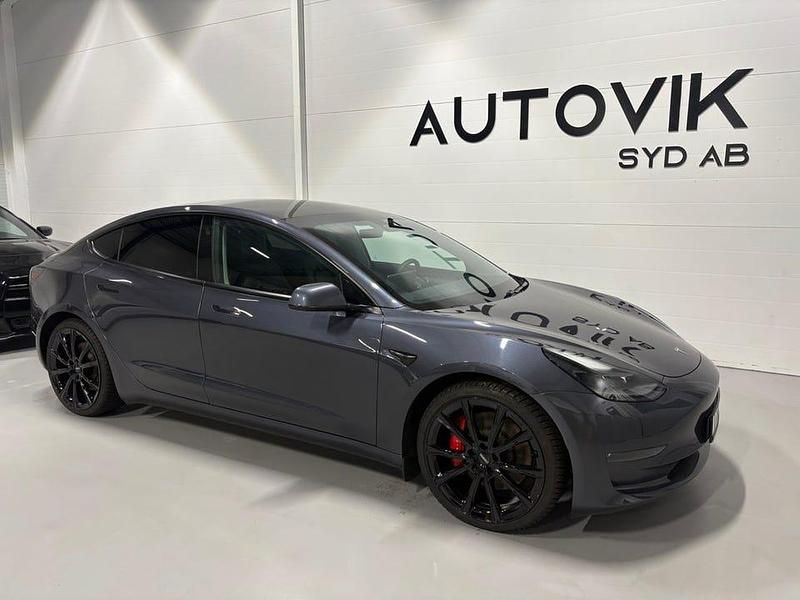 Grå Begagnad 2021 Tesla Model 3 Performance Sedan | 337 900 kr (Marknadspris) - Bild 1/4