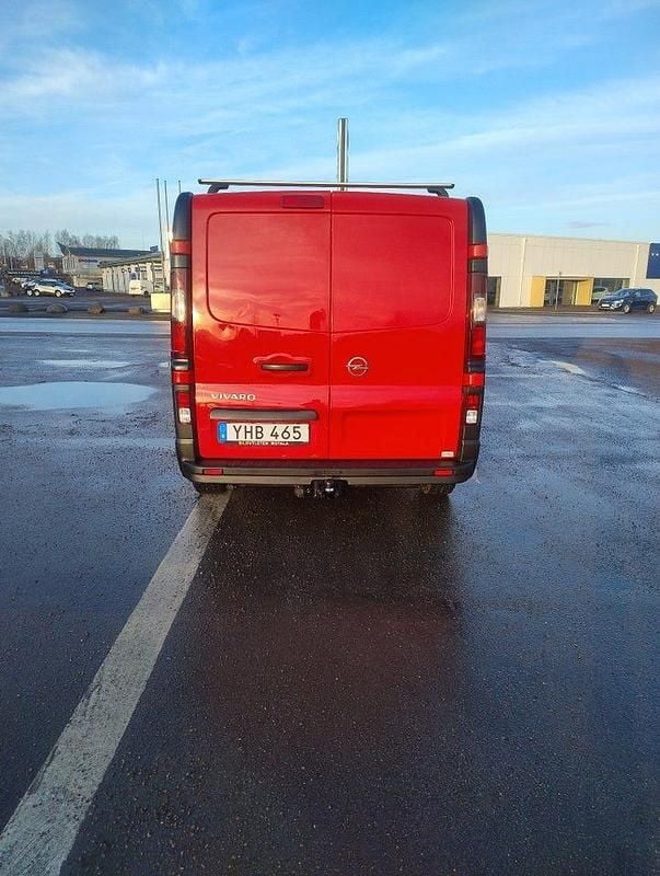 Begagnad Opel Vivaro S 95 HK (69 kW) 2017 Röd Minibuss