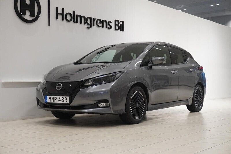 Grå (dark metal grey) Begagnad 2023 Nissan Leaf Acenta Halvkombi | 198 800 kr (Marknadspris) - Bild 1/4