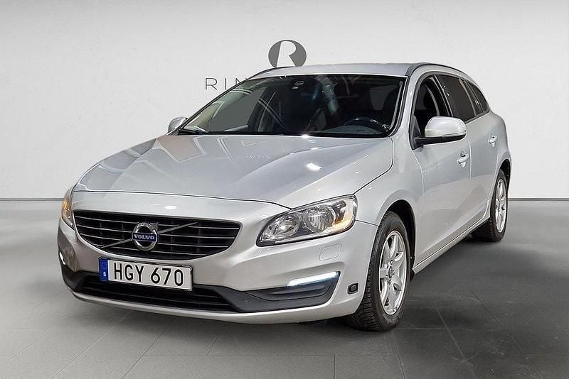 Silver Begagnad 2014 Volvo V60 Kinetic Kombi | 104 900 kr (Bra pris) - Bild 1/3