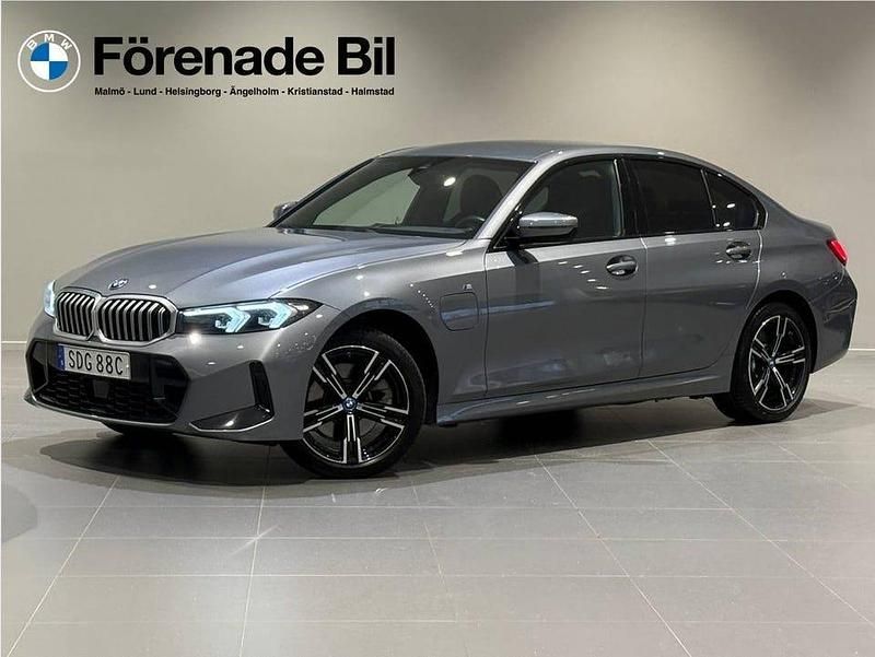 Skyscraper grey metallic Begagnad 2024 BMW 330 M Sport Sedan | 464 000 kr - Bild 1/4