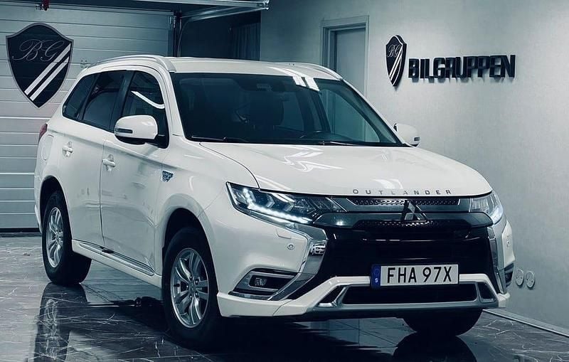 Vit Begagnad 2020 Mitsubishi Outlander SUV | 219 000 kr (Marknadspris) - Bild 1/4