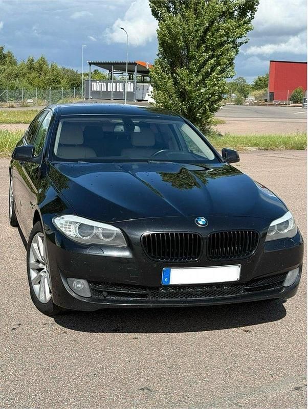 Svart Begagnad 2010 BMW 520 M Sport Sedan | 115 000 kr (Dyr) - Bild 1/4