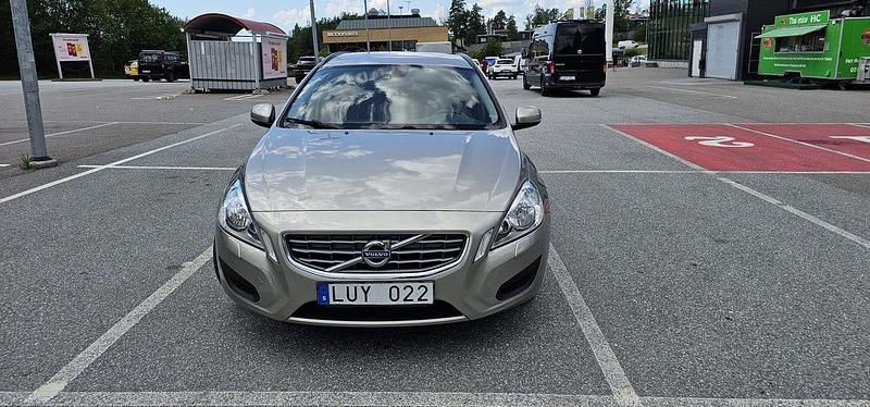 Brun Begagnad 2012 Volvo V60 Kinetic Kombi | 85 000 kr (Bra pris) - Bild 1/4