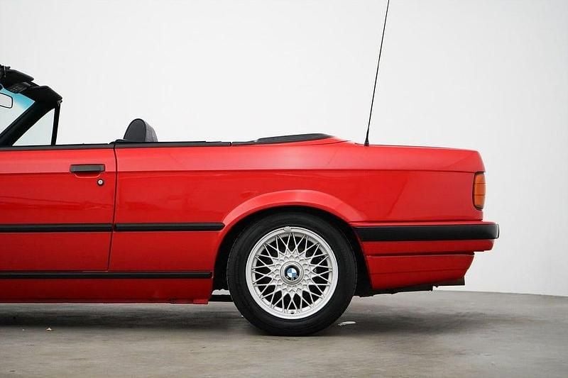 Begagnad BMW 320 Cabriolet Shadowline 129 HK (94 kW) 1991 Röd Cab