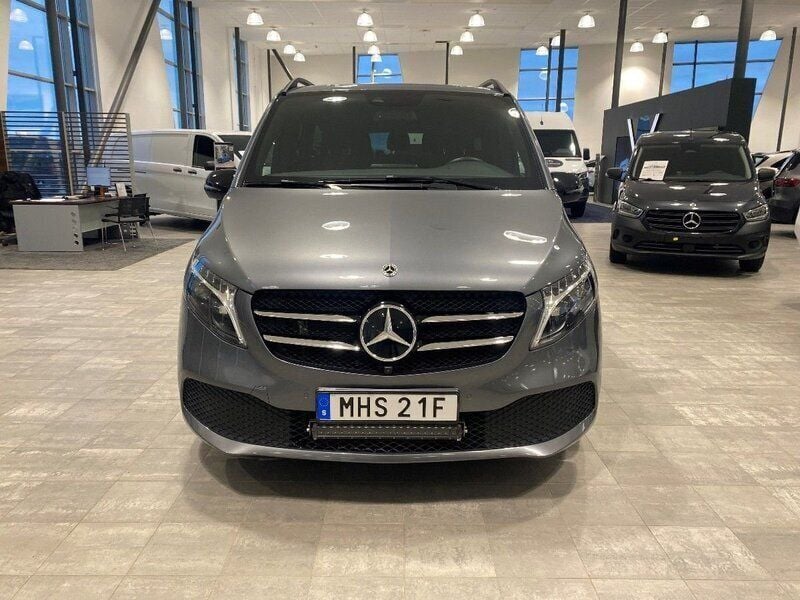 Begagnad Mercedes V220 2024 Grå Minibuss