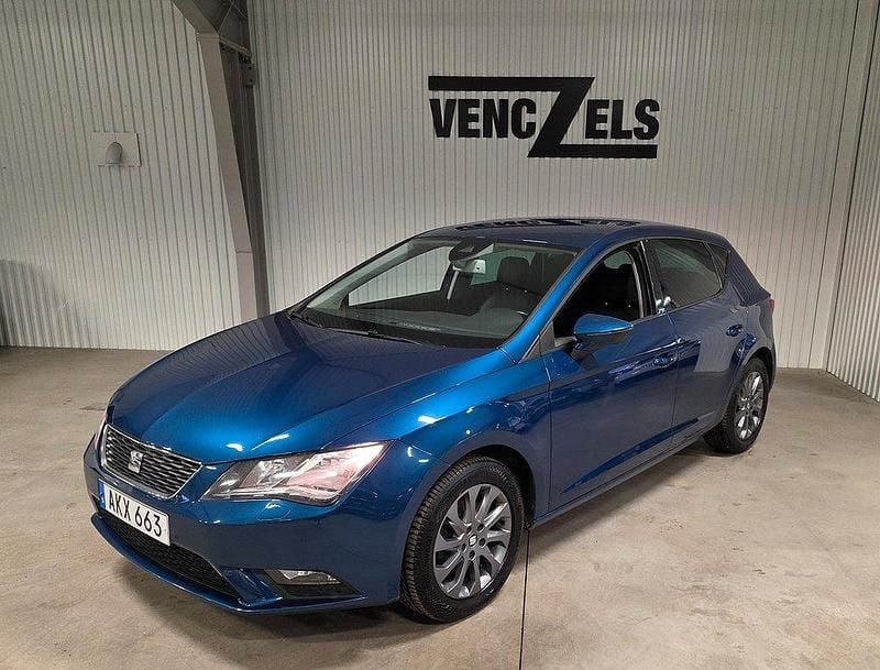 Mörkblå (blå metallic (pearl)) Begagnad 2014 Seat Leon I-Tech Halvkombi | 95 000 kr (Marknadspris) - Bild 1/4
