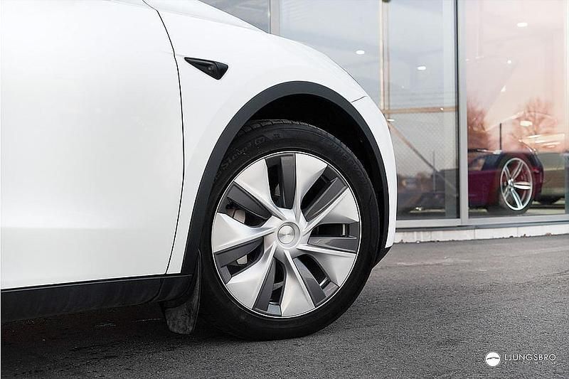 Begagnad Tesla Model Y Long Range AWD 378 kW (514 HK) 2024 Vit SUV