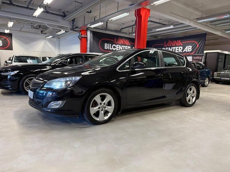 Begagnad Opel Astra Enjoy 126 HK (92 kW) 2010 Svart Halvkombi