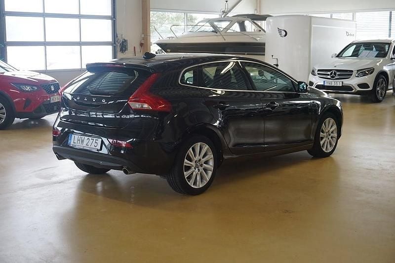Begagnad Volvo V40 Momentum 150 HK (110 kW) 2015 Svart Halvkombi