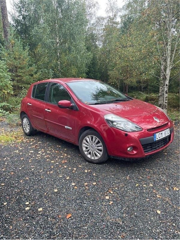 Röd Begagnad 2011 Renault Clio R.S. Halvkombi | 33 800 kr (Marknadspris) - Bild 1/4