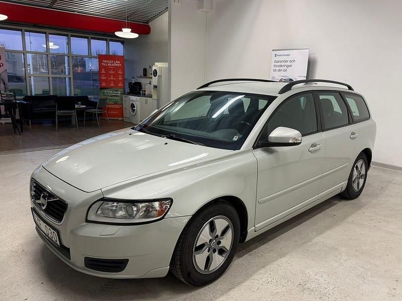 Begagnad Volvo V50 Kinetic 116 HK (85 kW) 2011 Vit Kombi