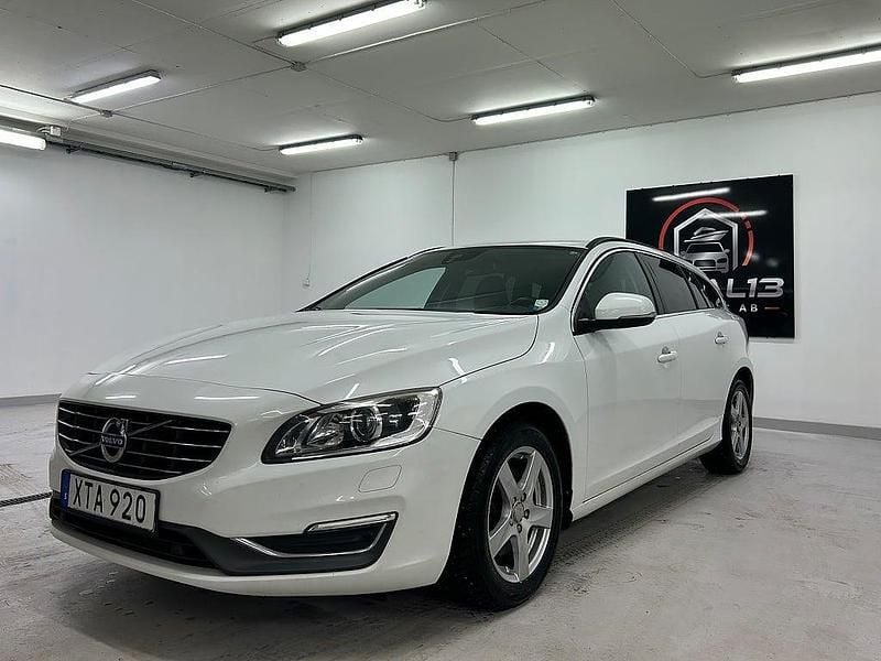 Vit Begagnad 2014 Volvo V60 Momentum Kombi | 94 900 kr (Marknadspris) - Bild 1/4