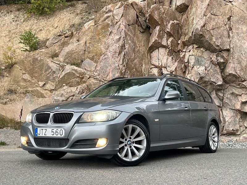 Grå Begagnad 2009 BMW 318 Comfort Edition Kombi | 69 700 kr (Marknadspris) - Bild 1/4