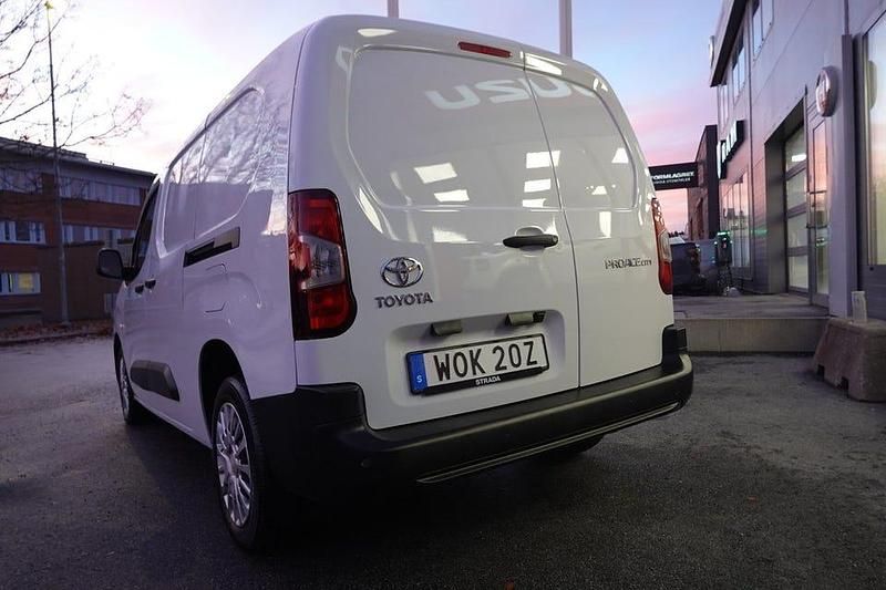 Begagnad Toyota Proace City City 131 HK (96 kW) 2023 Vit Minibuss
