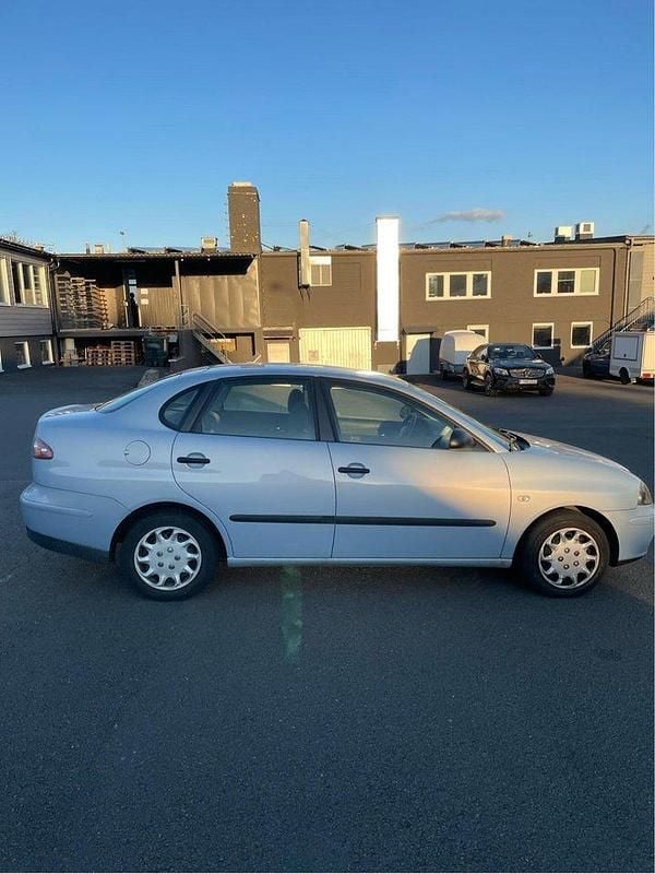 Blå Begagnad 2005 Seat Cordoba Sedan | 25 800 kr - Bild 1/4