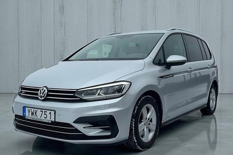 Begagnad VW Touran R-line 150 HK (110 kW) 2018 Silver metallic. Minibuss