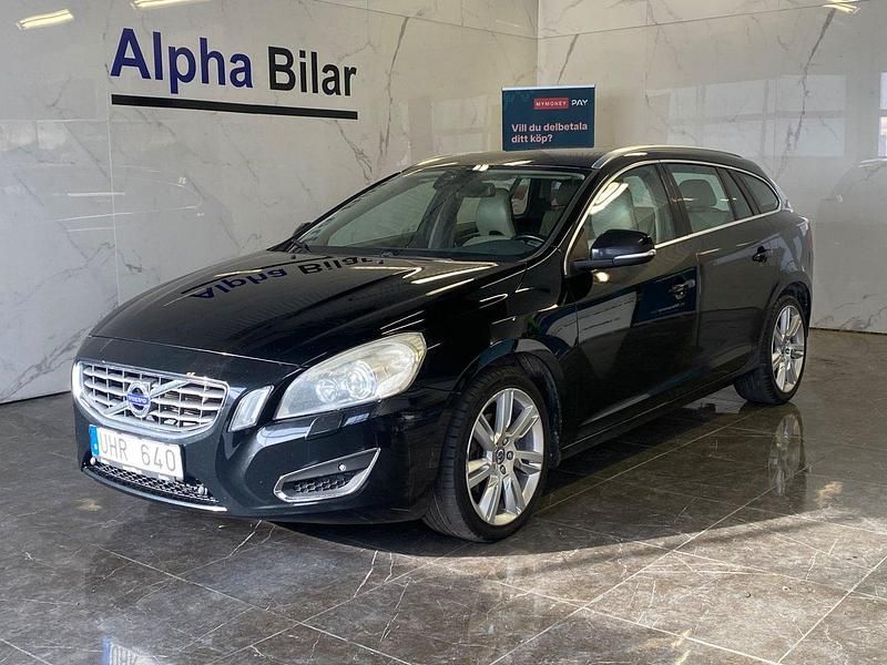 Svart Begagnad 2013 Volvo V60 Summum Kombi | 74 900 kr (Marknadspris) - Bild 1/4