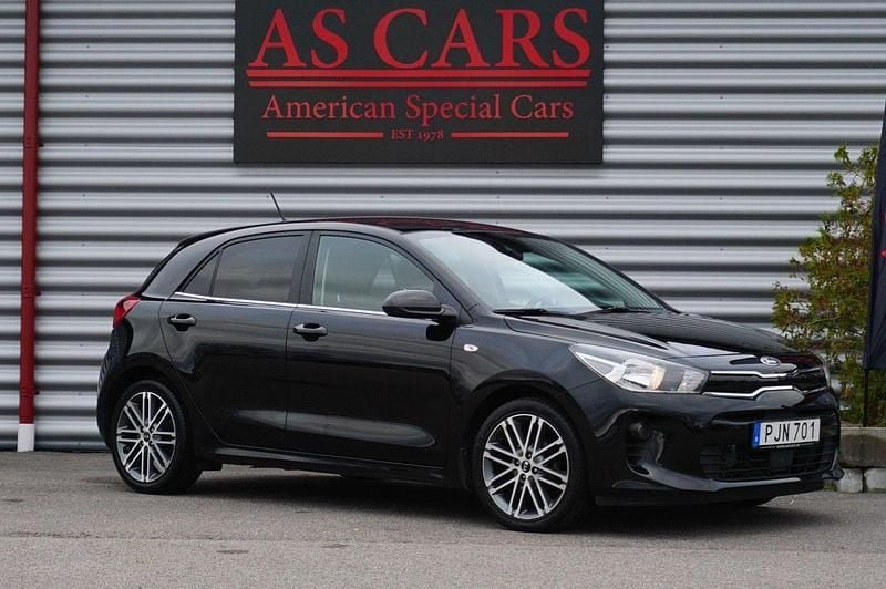 Svart Begagnad 2017 Kia Rio Launch Edition Halvkombi | 109 000 kr (Marknadspris) - Bild 1/4