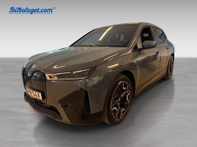 Grå Begagnad 2022 BMW iX Comfort Edition SUV | 679 000 kr (Marknadspris) - Bild 1/4