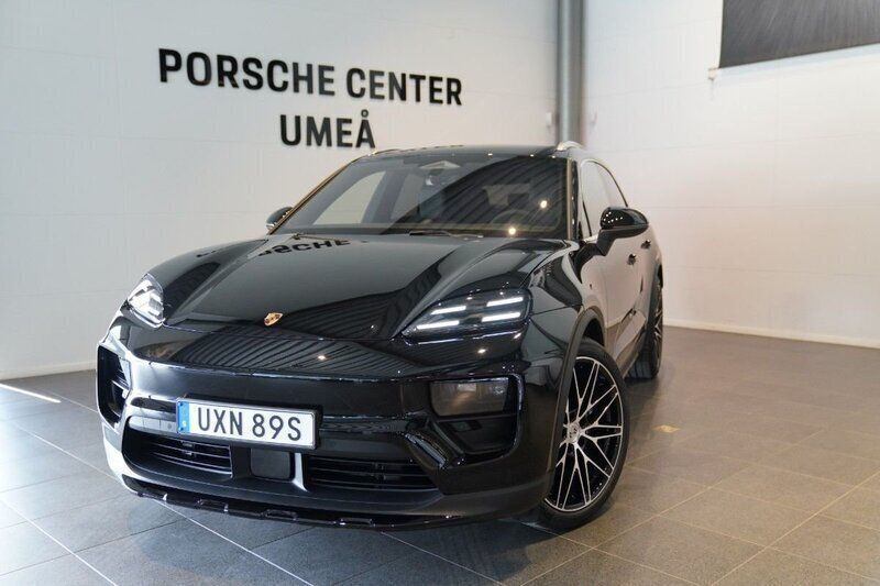 Svart Ny 2025 Porsche Macan SUV | 1 120 400 kr (Superpris) - Bild 1/4