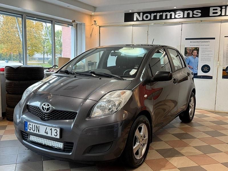 Mörkgrå Begagnad 2009 Toyota Yaris Halvkombi | 36 900 kr (Marknadspris) - Bild 1/4