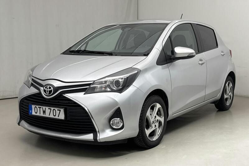 Silver Begagnad 2016 Toyota Yaris Edition | 89 800 kr (Bra pris) - Bild 1/4