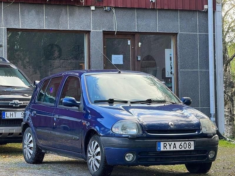 Mörkblå Begagnad 2000 Renault Clio II Halvkombi | 23 000 kr (Marknadspris) - Bild 1/4