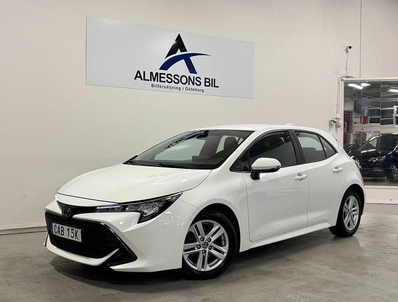 Vit Begagnad 2022 Toyota Corolla Hybrid Active Halvkombi | 189 900 kr (Marknadspris) - Bild 1/4