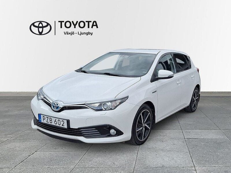 Vit Begagnad 2016 Toyota Auris Hybrid Edition Halvkombi | 104 900 kr (Marknadspris) - Bild 1/4