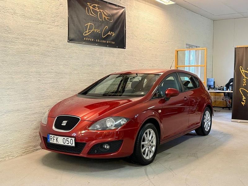 Mörkröd (röd) Begagnad 2010 Seat Leon Style Halvkombi | 49 900 kr - Bild 1/4