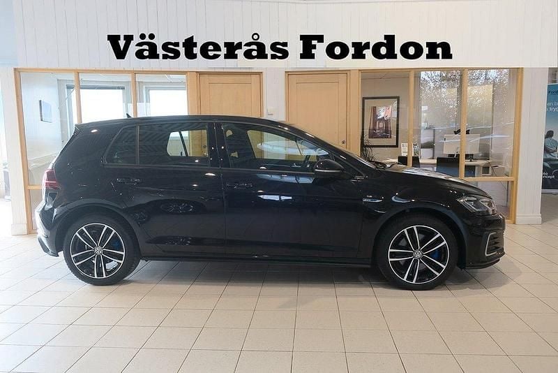 Svart Begagnad 2020 VW Golf VIII GTE Halvkombi | 219 900 kr (Marknadspris) - Bild 1/4